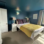 Tranquil Townhouse In Clifton Wood *