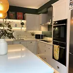 Tranquil Townhouse In Clifton Wood