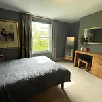 Tranquil Townhouse In Clifton Wood *