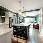 Tranquil Townhouse In Clifton Wood *
