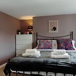 Tranquil Townhouse In Clifton Wood