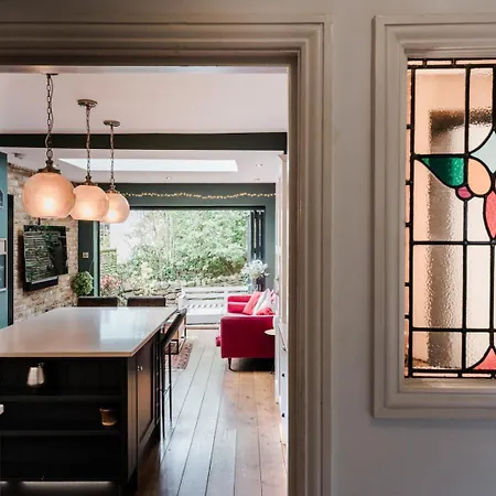 Feriehus Tranquil Townhouse In Clifton Wood *