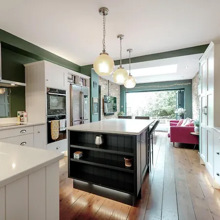 Tranquil Townhouse In Clifton Wood *