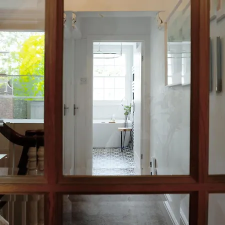 Tranquil Townhouse In Clifton Wood