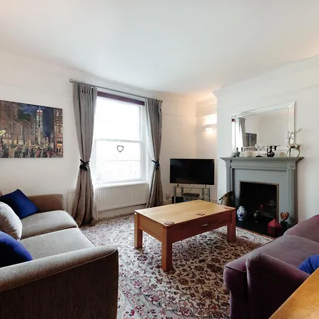 Будинок відпочинку Tranquil Townhouse In Clifton Wood *