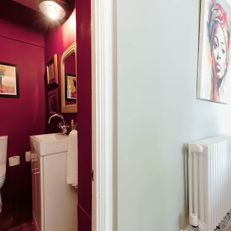 Tranquil Townhouse In Clifton Wood Будинок відпочинку Бристоль