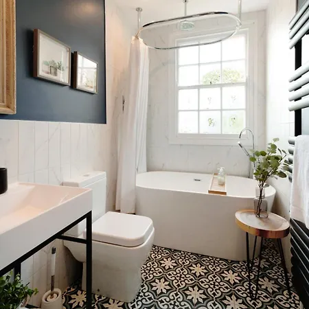 Tranquil Townhouse In Clifton Wood Будинок відпочинку Бристоль