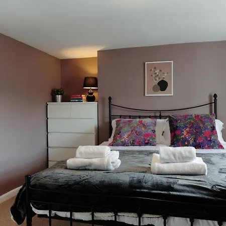 Tranquil Townhouse In Clifton Wood