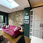Tranquil Townhouse In Clifton Wood 度假居