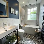 Holiday home Tranquil Townhouse In Clifton Wood *