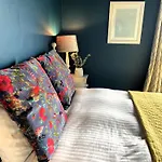 Tranquil Townhouse In Clifton Wood *