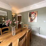 Tranquil Townhouse In Clifton Wood *