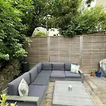 Holiday home Tranquil Townhouse In Clifton Wood