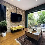Tranquil Townhouse In Clifton Wood