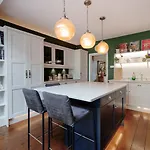 Tranquil Townhouse In Clifton Wood
