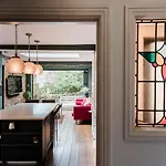Holiday home Tranquil Townhouse In Clifton Wood *