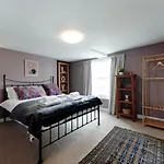 Tranquil Townhouse In Clifton Wood Holiday home *